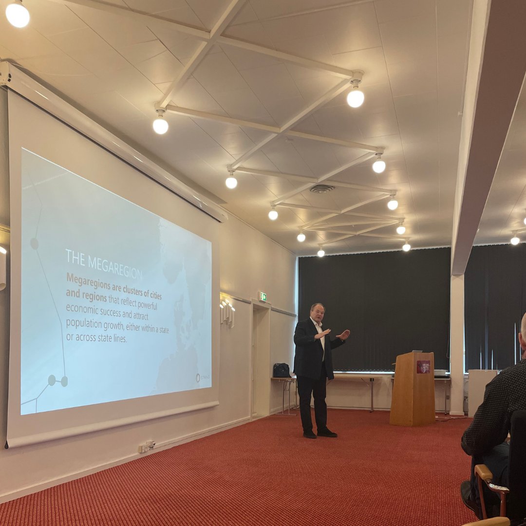 STRINGorg's tweet photo. "Swedes have been far too gentle regarding the Swedish government's approach to new main lines." - Thomas Becker, Managing Director of @STRINGorg, concluding the @EuropakorrAB event on the implications of connecting the #megaregion via the new #FehmarnBelt #FixedLink. https://t.co/HQuWme9Enx