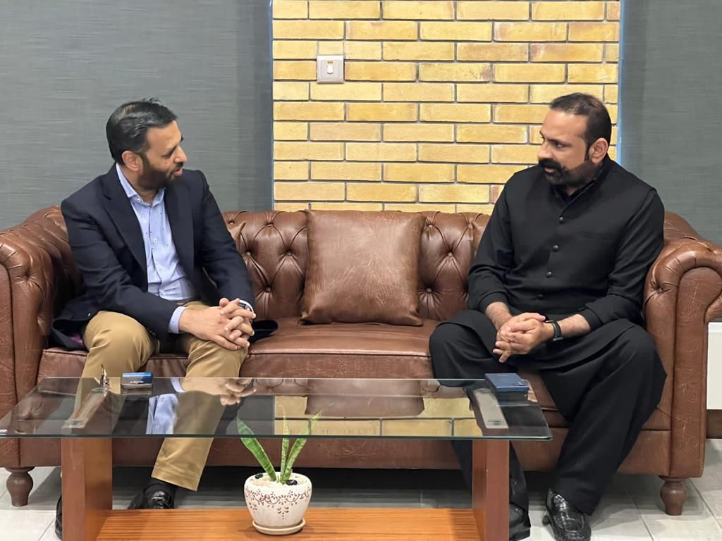 KamalMQM's tweet photo. اسلام آباد کی معروف کاروباری و سماجی شخصیت، MQM پاکستان کے عہدے دار اور NA53 سے سابقہ امیدوار شہزاد آصف جاوید سے ملاقات میں ان کے والد کے انتقال پر اظہارِ تعزیت؛ ہم انکے مرحوم والد کی مغفرت، درجات کی بلندی اور لواحقین کے لیے صبرِ جمیل کے لیے دعاگو ہیں۔ https://t.co/fKZzIcBBXX