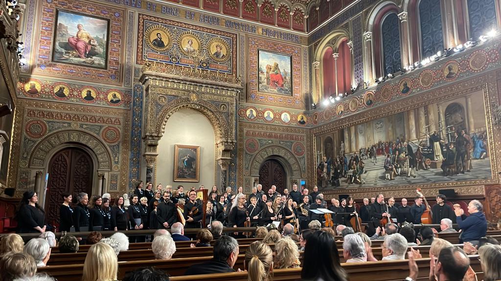CoralFilo's tweet photo. Un plaer per a nosaltres haver pogut interpretar el Magnificat de Rutter a la UB. Ahir al vespre vam gaudir molt cantant al Paranimf. Gràcies a tots el qui ho han fet possible i a tots els qui ens van acompanyar en una vetllada inoblidable. https://t.co/0UAozkuLxd