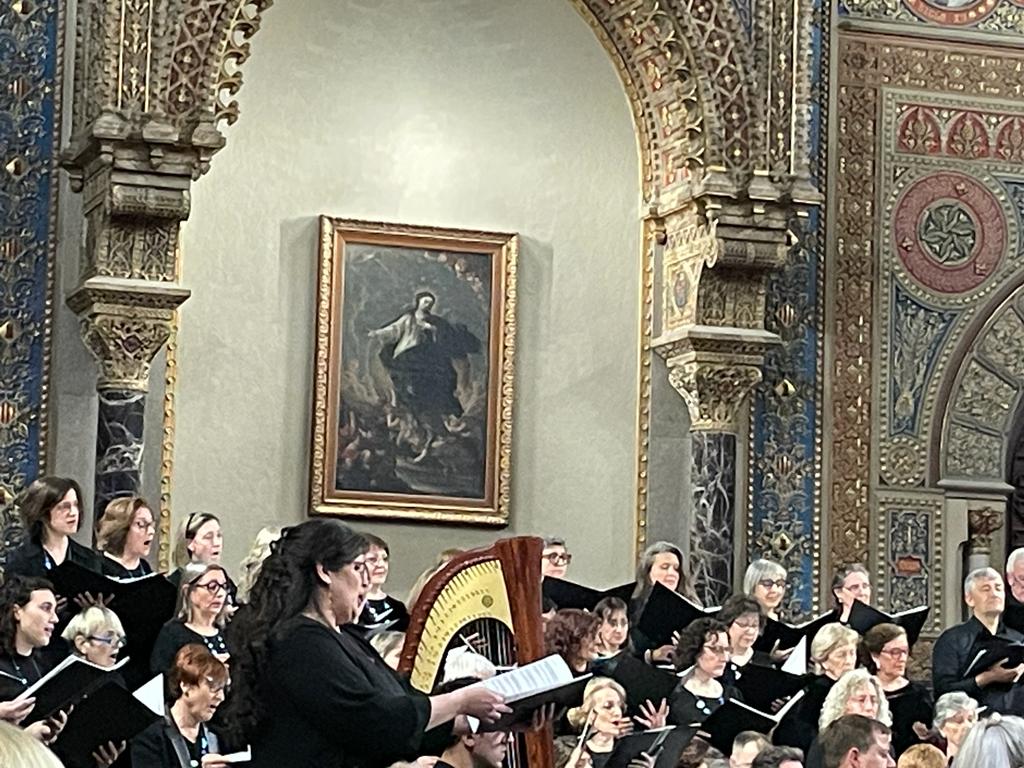 CoralFilo's tweet photo. Un plaer per a nosaltres haver pogut interpretar el Magnificat de Rutter a la UB. Ahir al vespre vam gaudir molt cantant al Paranimf. Gràcies a tots el qui ho han fet possible i a tots els qui ens van acompanyar en una vetllada inoblidable. https://t.co/0UAozkuLxd