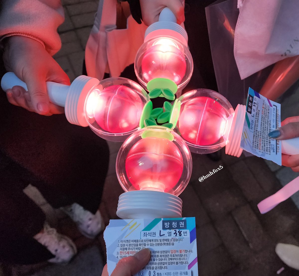 hmhfox5's tweet image. 공방은 엥간해서 진짜 안가지만 
가야할 운명이라 일 끝내고 겁나 뛰어감🤣
민현 사랑단들이랑 오지게 잘 봤땅 
잘생긴 울 민현이 곧 또 보쟝🧡
#민현 #황민현 #대장님최고