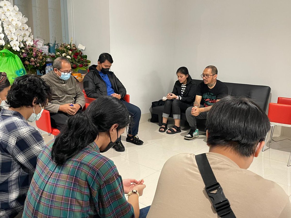 Terima kasih untuk perwakilan SMA Pangudi Luhur yang sudah datang menjenguk dan mendo'akan David, Alhamdulillah bisa betemu langsung dengan Sahabat Jo orang tua David #KawalDavid