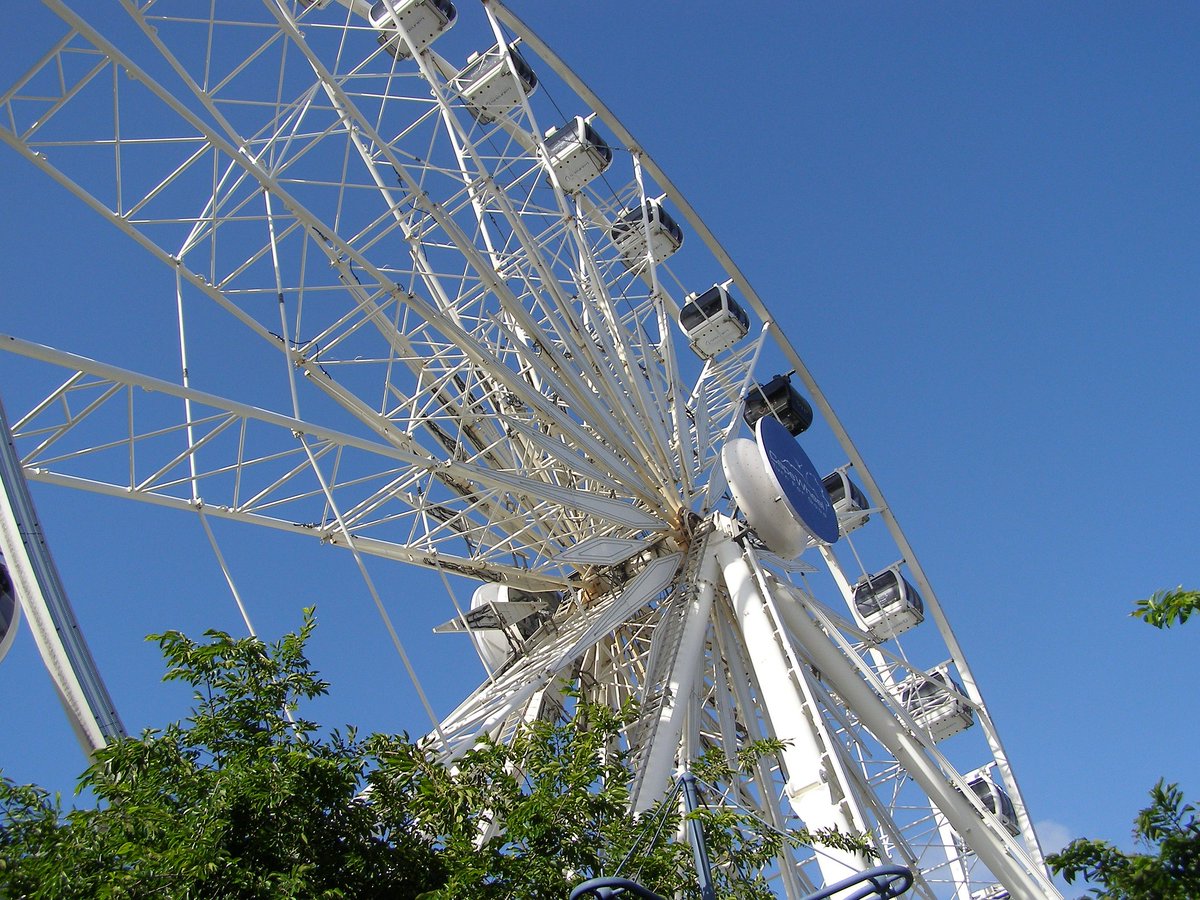 VOCfm's tweet photo. It stands 40 metres high and offers visitors a four-revolution-riding experience. Furthermore, the V&A Waterfront CEO, David Green, says the time is right to restart the operation of the wheel, just ahead of the coming Easter holidays. #capewheel
Photo: Pixabay https://t.co/MVkKn4vwkz