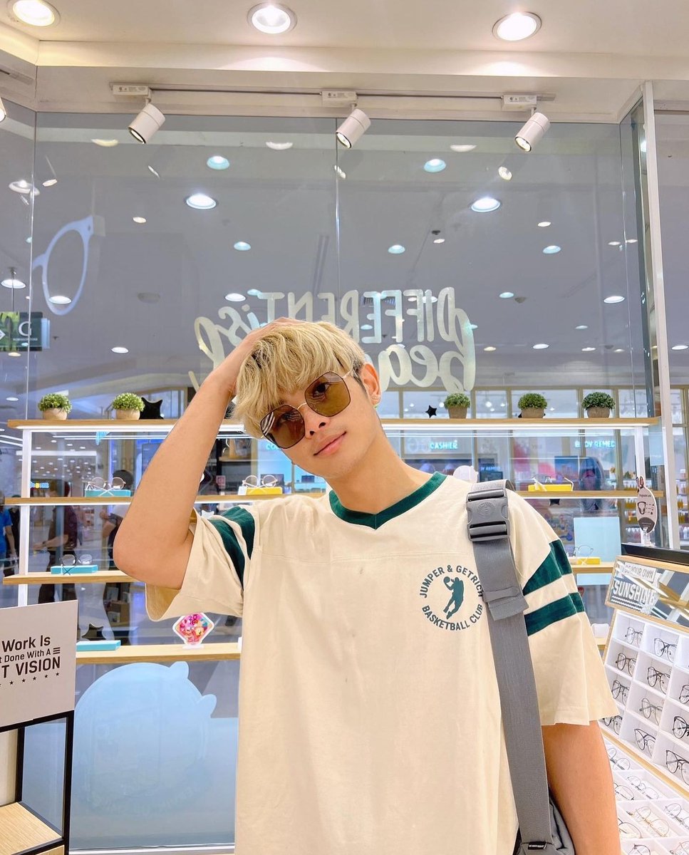 yoocreamhouse's tweet photo. IG UPDATE :yoohoo64
ชัดชัดชาดีดี้ดา~~
ช็อปได้ที่ร้าน eGG Optical Boutique ทุกสาขา และร้าน OPTICAL88 สาขาที่ร่วมรายการ
#HOYATThailad
#yoospd
#yoohoo64 https://t.co/tVaYNoRxVl