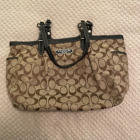 mariahigdon7's tweet photo. So good I had to share! Check out all the items I'm loving on @Poshmarkapp #poshmark #fashion #style #shopmycloset #theory #coach: https://t.co/LSQVWvqWh8 https://t.co/OMdXWFrkJS