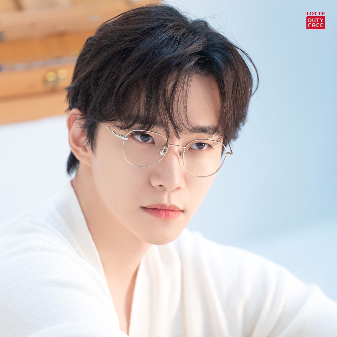 SunshineNuneo's tweet photo. I am so weak for this, Lee Junho in glass is another level of attack.
#롯데면세점 #LOTTEDUTYFREE #LDF #DutyFree #면세점 #인터넷면세점 #LDFModelWeek #LEEJUNHOWeek #이준호 #LEEJUNHO https://t.co/udRufQg2e4
