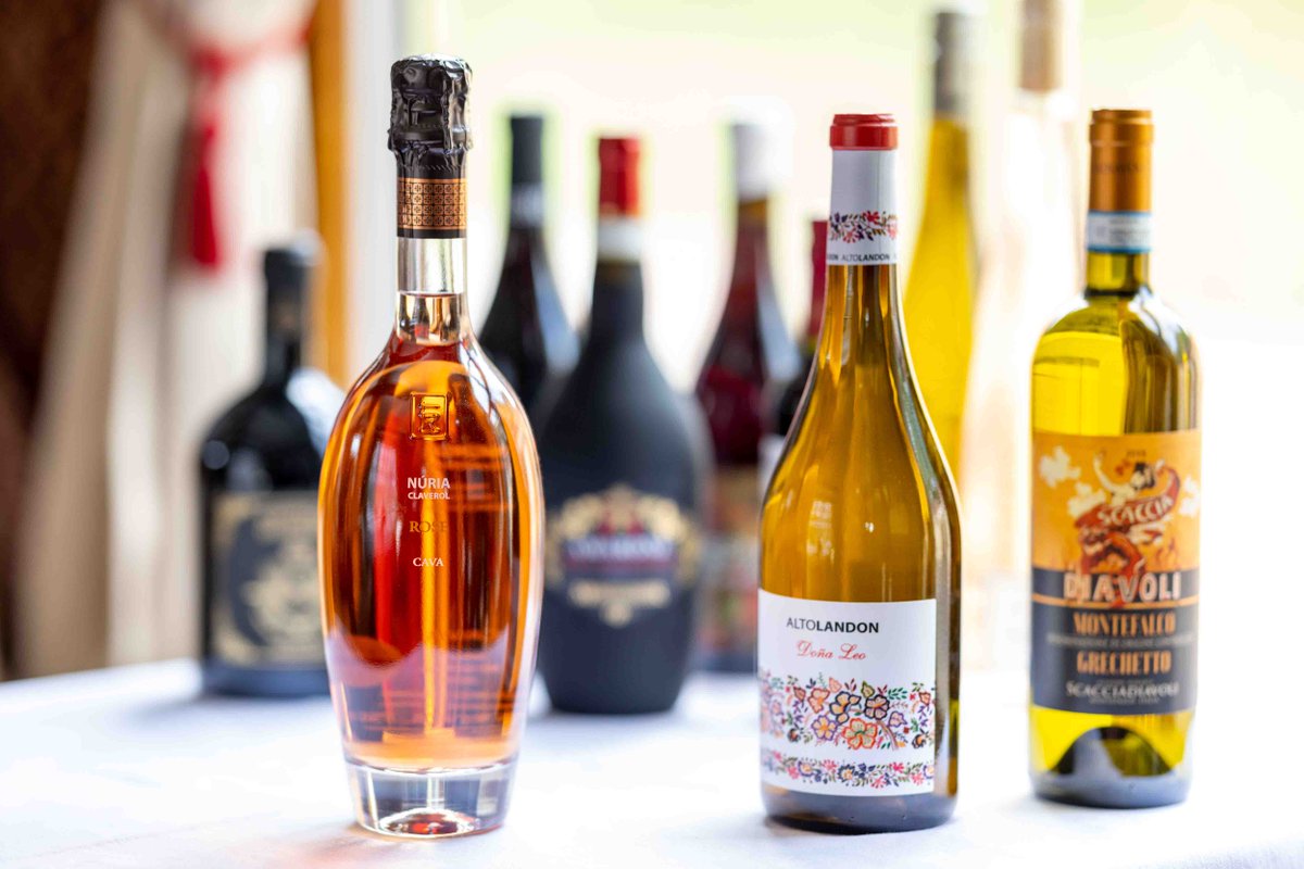 finediningtrain's tweet photo. Wine? 

Wine-ot we say! Join the expert sommeliers of local vintners Kwoff for one of our elegant wine tasting evenings, where each course is paired with a perfect sampling of wine. 🍷🍽️😋

Find out more and book now: https://t.co/OmtB889I9h https://t.co/C5a9HazbiL