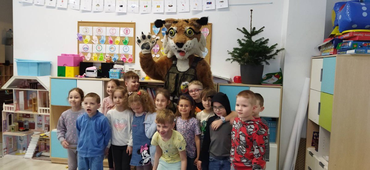 18rozpoznawczy's tweet photo. 🇵🇱Dziś w przedszkolu "Mali Podróżnicy" 👩👩👧🏫zaprezentowaliśmy podstawowe wyposażenie żołnierza tj. hełm, kamizelka balistyczna, maska przeciwgazowa. Dzieci ochoczo uczestniczyły w zajęciach.🔥 Uwielbiamy takie dni🔥 @DGeneralneRSZ @18rozpoznawczy #rodacy https://t.co/EuiizW0jo7