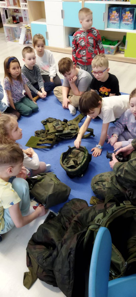 18rozpoznawczy's tweet photo. 🇵🇱Dziś w przedszkolu "Mali Podróżnicy" 👩👩👧🏫zaprezentowaliśmy podstawowe wyposażenie żołnierza tj. hełm, kamizelka balistyczna, maska przeciwgazowa. Dzieci ochoczo uczestniczyły w zajęciach.🔥 Uwielbiamy takie dni🔥 @DGeneralneRSZ @18rozpoznawczy #rodacy https://t.co/EuiizW0jo7