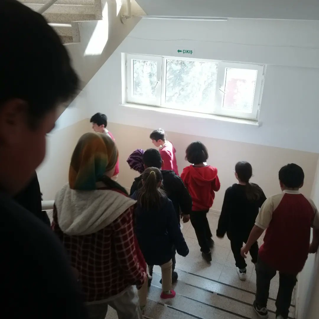 EsenpinarOO's tweet photo. Okulumuzda sivil savunma ve deprem haftası nedeniyle deprem tatbikatı gerçekleştirilmiş, ardından bu günlerin anlam ve önemine ait bilgiler verilmiştir. Emeği geçen öğretmenlerimize ve öğrencilerimize teşekkür ederiz. https://t.co/MyzINkDTma