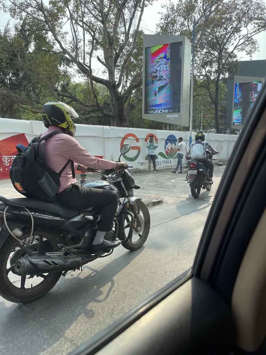 parth_227's tweet photo. @PMCPune is your planning committee even literate? How the hell did they come up with this stupid idea of increasing the width of footpaths on the RTO road? Unnecessarily increased traffic! Filled with f*cking idiots. https://t.co/dMRT1iZ1Gi