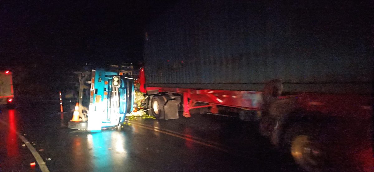 Guardianes_Ant's tweet photo. #Antioquia | Paso a un carril por accidente de tránsito sector #Mutata, volcamiento de vehículo. @TransitoPolicia @WazeCo / #GuardianesAntioquia https://t.co/feU5FQy6u8