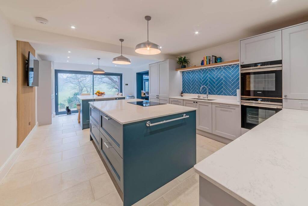 danmarkitchens's tweet photo. Project completed at the end of last year in Tunbridge Wells. Using our popular stepped shaker. Sprayed in @farrowandball Hague Blue &amp; Dinspe. 

Appliances - @siemenshomeuk @boracookingsystems @capleuk 
Hot tap - @quookeruk 
Worktops - 20mm Cashmere Quartz
Tiles - @rovictile… https://t.co/Mwps692A2u