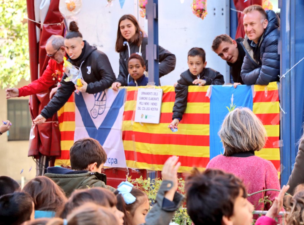 CEEuropa's tweet photo. 🍬 Els colors de l'Europa ja circulen per Gràcia fent ben dolça la festa de #SantMedir de la mà d'@ElsBenPlantats!!! 😍

PD: Si els veieu i crideu "visca l'Europa!" potser us cau algun caramel extra 😉🤭

#futbolcat #ViladeGràcia https://t.co/7Wd9KW3Y3x
