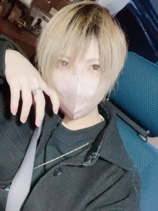 髪切った〜さっぱりさっぱりプリン頭がやばすぎなので今日染める 