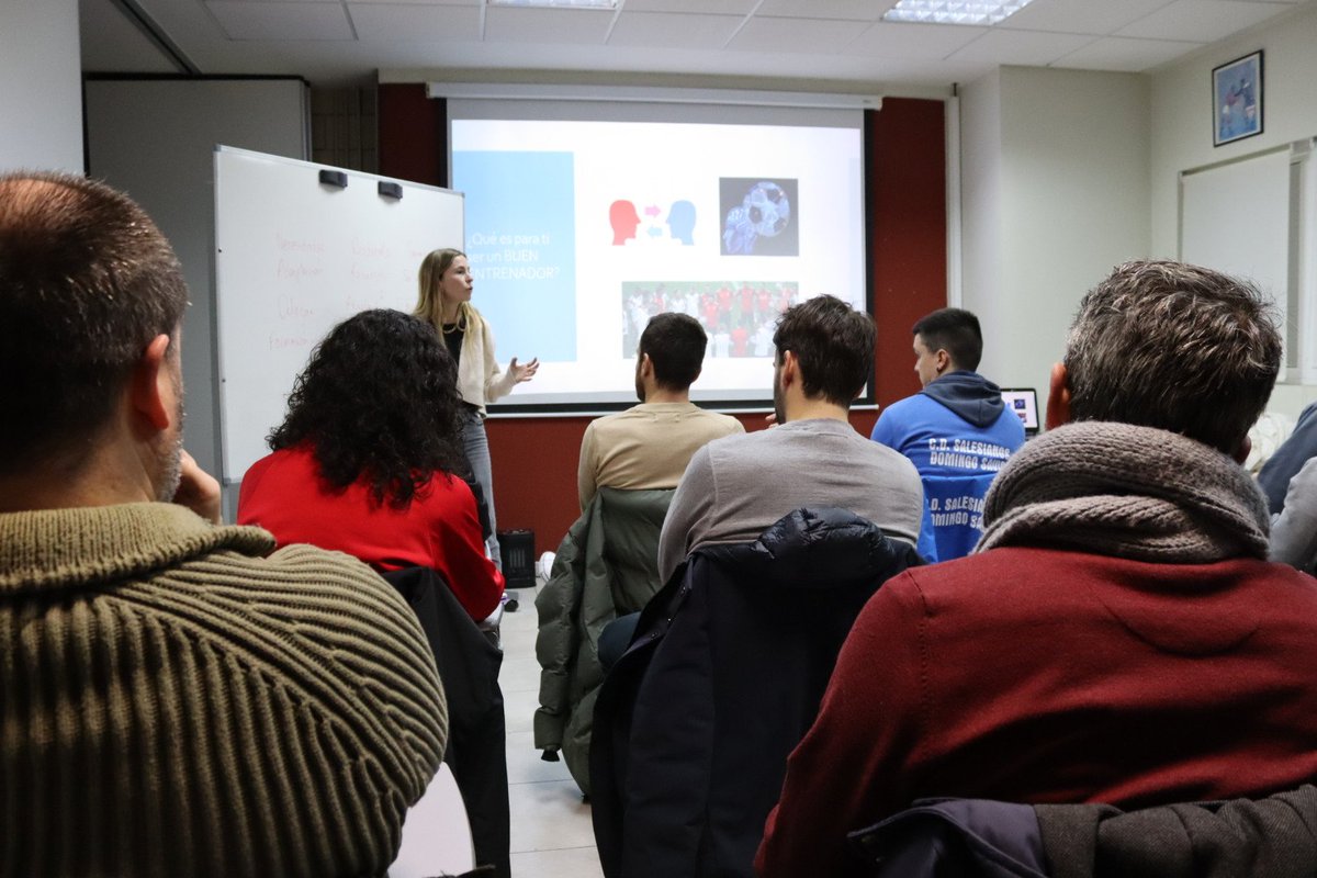 fedriojafutbol's tweet photo. 📸 Ayer, primera sesión del programa 'Formarse para Mejorar' @fedriojafutbol con🗣️👩‍🏫 la psicóloga deportiva María Aguirre y su ponencia 'Introducción a la psicología deportiva '.

La psicología, cada vez más presente en el desempeño de l@s técnic@s.

#FormacionFRF
#CrecemosJuntos https://t.co/UTammfbwpe