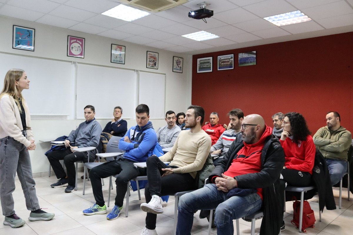 fedriojafutbol's tweet photo. 📸 Ayer, primera sesión del programa 'Formarse para Mejorar' @fedriojafutbol con🗣️👩‍🏫 la psicóloga deportiva María Aguirre y su ponencia 'Introducción a la psicología deportiva '.

La psicología, cada vez más presente en el desempeño de l@s técnic@s.

#FormacionFRF
#CrecemosJuntos https://t.co/UTammfbwpe
