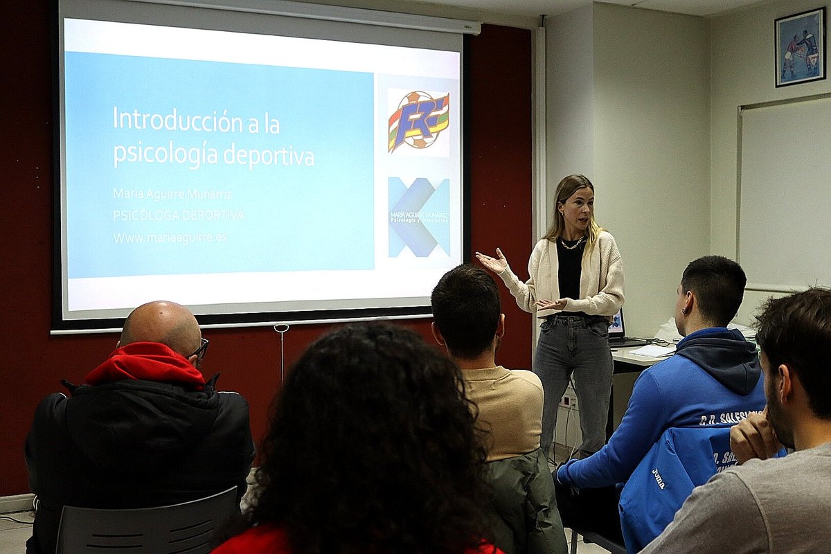 fedriojafutbol's tweet photo. 📸 Ayer, primera sesión del programa 'Formarse para Mejorar' @fedriojafutbol con🗣️👩‍🏫 la psicóloga deportiva María Aguirre y su ponencia 'Introducción a la psicología deportiva '.

La psicología, cada vez más presente en el desempeño de l@s técnic@s.

#FormacionFRF
#CrecemosJuntos https://t.co/UTammfbwpe
