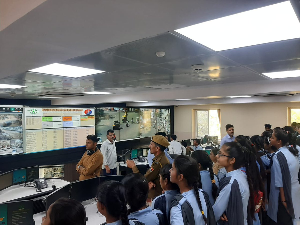 PcrBikaner's tweet image. लेडी एल्गिन स्कूल बीकानेर की #स्टूडेंट #पुलिस #कैडेट योजना की छात्राओं द्वारा अभय कमांड एंड कंट्रोल सेंटर का भ्रमण कर कार्यप्रणाली की जानकारी ली गई।
@Bikaner_Police