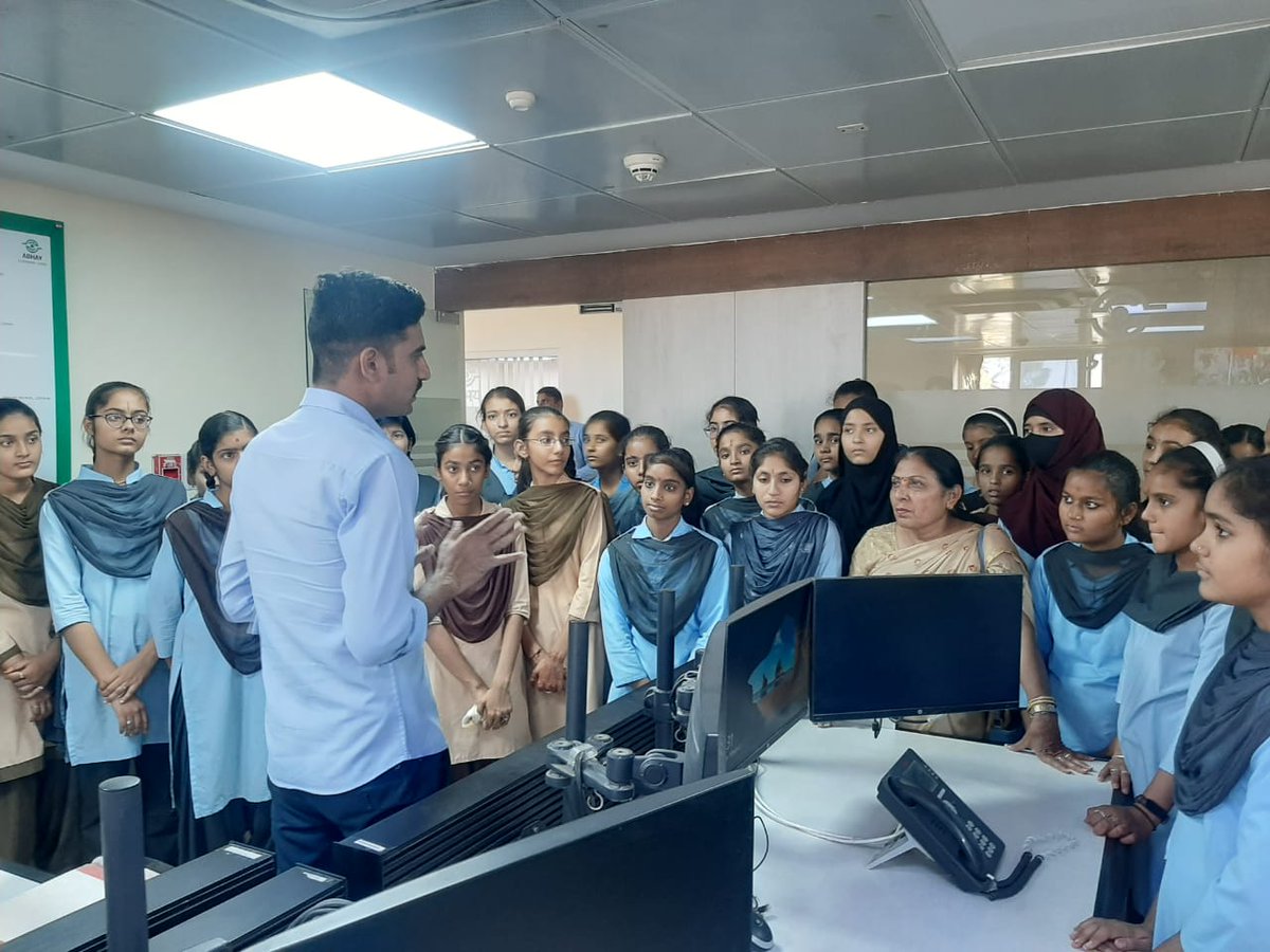 PcrBikaner's tweet image. लेडी एल्गिन स्कूल बीकानेर की #स्टूडेंट #पुलिस #कैडेट योजना की छात्राओं द्वारा अभय कमांड एंड कंट्रोल सेंटर का भ्रमण कर कार्यप्रणाली की जानकारी ली गई।
@Bikaner_Police