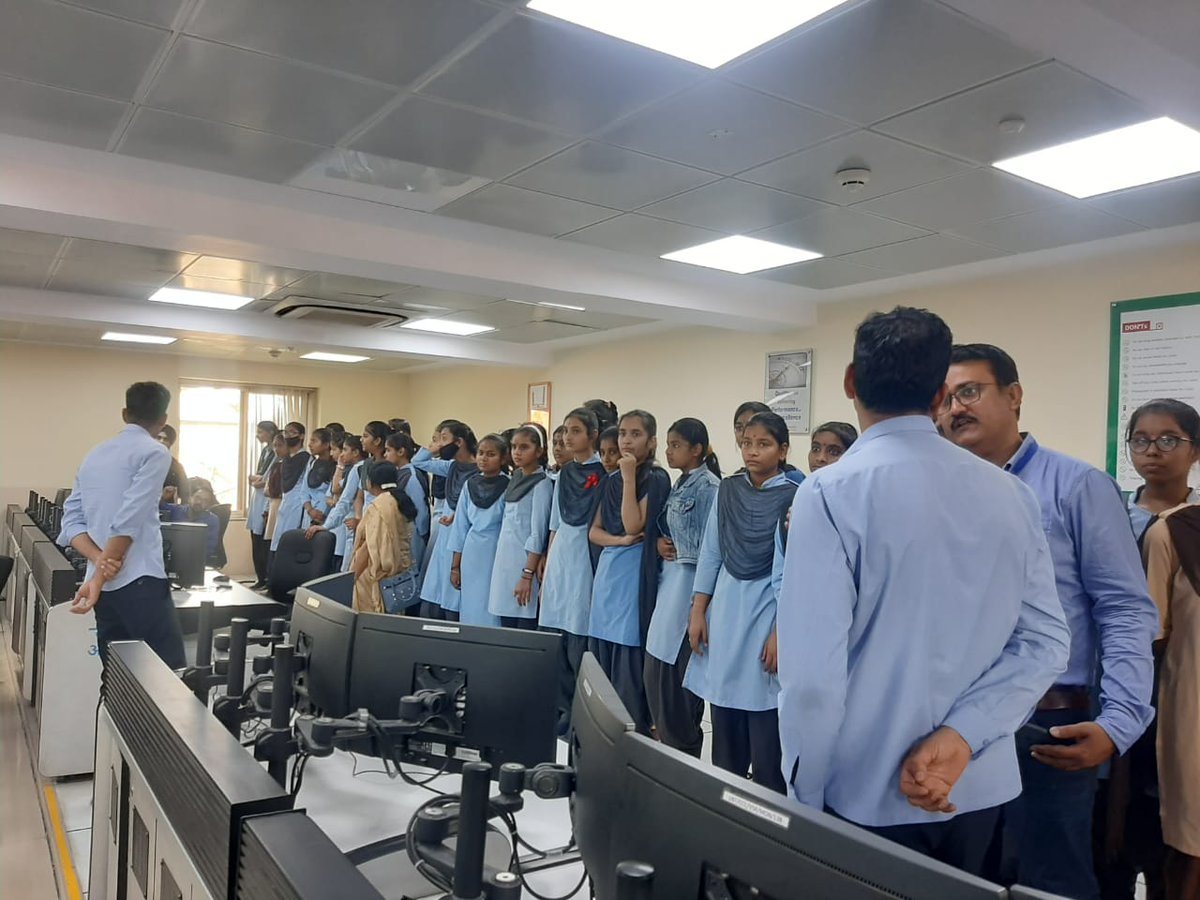 PcrBikaner's tweet image. लेडी एल्गिन स्कूल बीकानेर की #स्टूडेंट #पुलिस #कैडेट योजना की छात्राओं द्वारा अभय कमांड एंड कंट्रोल सेंटर का भ्रमण कर कार्यप्रणाली की जानकारी ली गई।
@Bikaner_Police