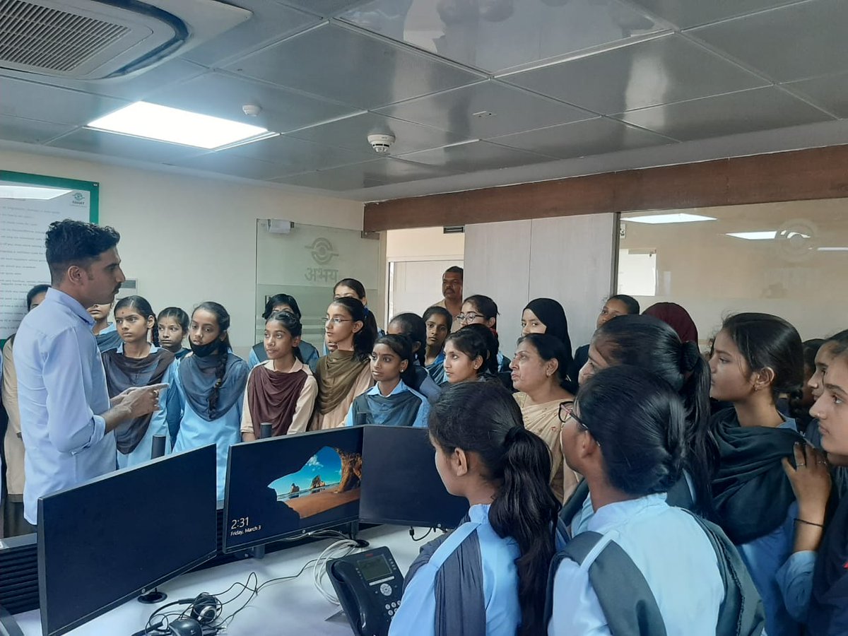 PcrBikaner's tweet image. लेडी एल्गिन स्कूल बीकानेर की #स्टूडेंट #पुलिस #कैडेट योजना की छात्राओं द्वारा अभय कमांड एंड कंट्रोल सेंटर का भ्रमण कर कार्यप्रणाली की जानकारी ली गई।
@Bikaner_Police