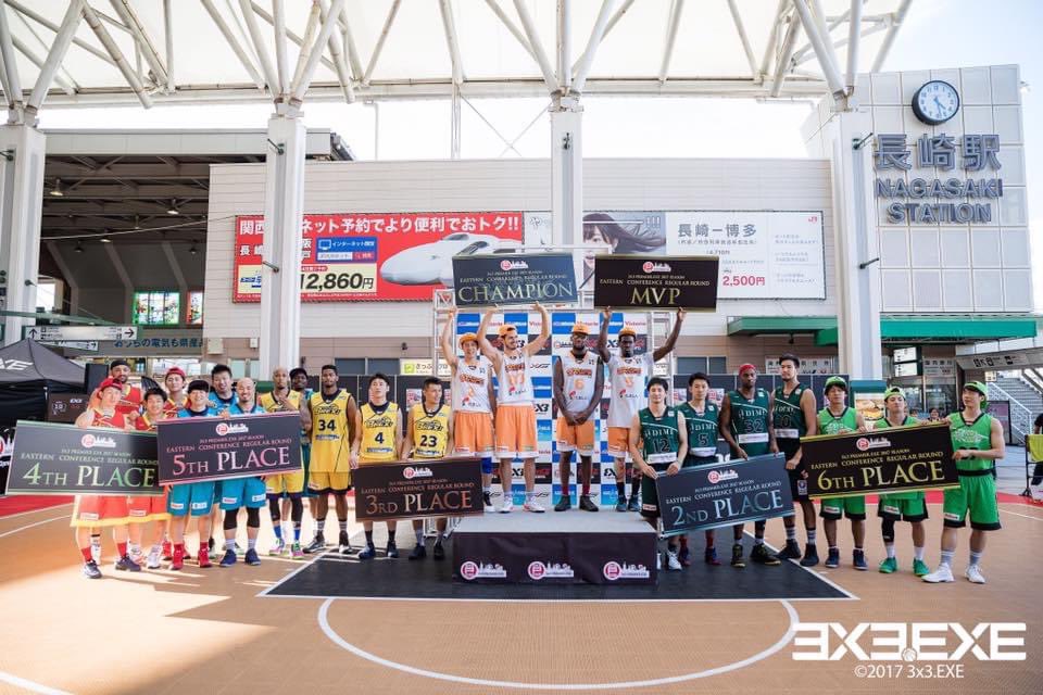 27MENTALITY's tweet photo. 僕の3X3デビューは2017年。
初年度は最下位で勝つこともできなかった。この時の写真は絶対ダイスとダイムをぶっ潰してやるからなと思ってる時のやつ。笑
そんなことを思ってたらいつの間にか両チームと関わりを持つことになっていた。
あの頃からどこまで強くなれただろうか。

#3X3の日 #3X3 #3x3EXE https://t.co/rysdgWcn9J