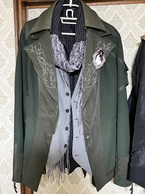 明日の服装計画最終案〜このタイミングでブラウスの途中のボタンがブッ飛んでどっかいったので、もうボタンを留めるという発想を捨てることにしたwベストとストールがあれば何とかなる〜 