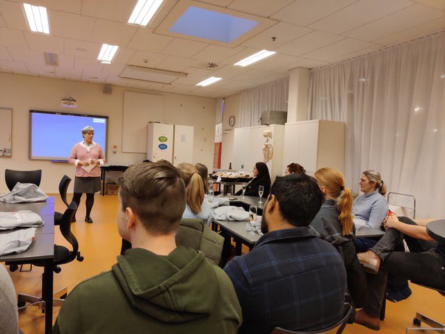 Congratulations to the newly graduated physiotherapists in Denmark! It's inspiring to see the pictures of them receiving their pins from the Danish Physiotherapists. Best wishes for a successful career ahead! 🎉👩‍⚕️👨‍⚕️ #futurephysio #physiotherapy