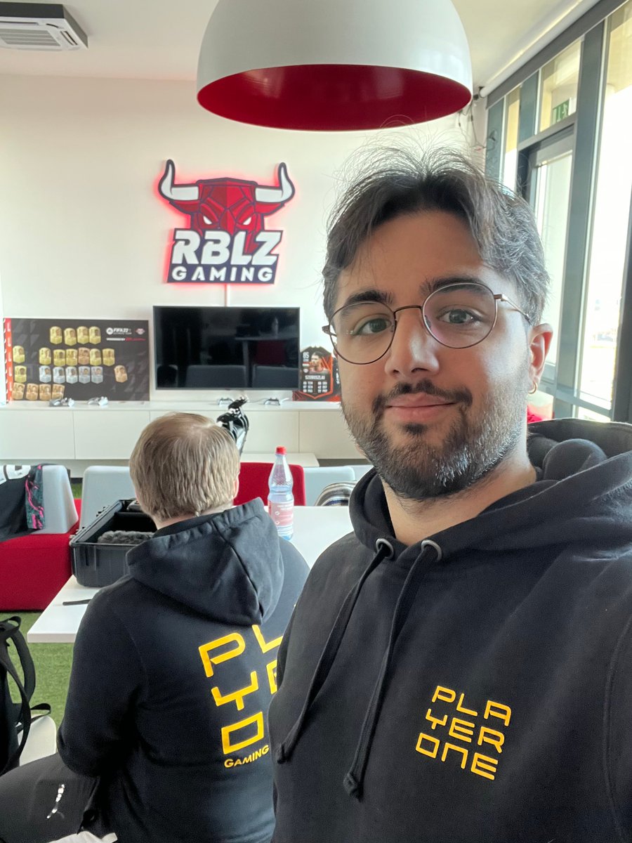 Was für ein Tag für den (digitalen) Fußball in Deutschland ⚽🏆🎮
Die Verkündung des "kicker eFootballer des Jahres 2022"! Hochverdient ging die prestigeträchtigste Auszeichnung im virtuellen Fußball zum dritten Mal in Folge an <a href="/rblz_umut/">Umut Gültekin</a>...

More to read: bit.ly/3KWdZ87