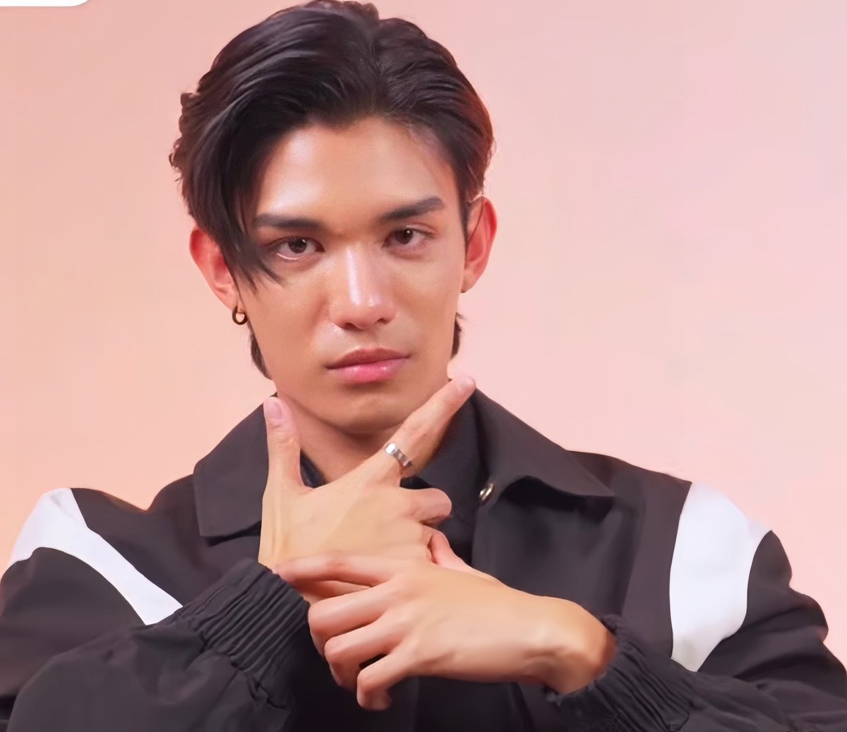 lpy771133's tweet photo. 可可愛愛🫶🏻
#NetJames #netsiraphop #JamesSu
#10MBedFriend
#BedFriendSeries
#ตัวอย่างอย่าเล่นกับอนล
#อย่าเล่นกับอนลSeries https://t.co/eMTJ2pDrHU