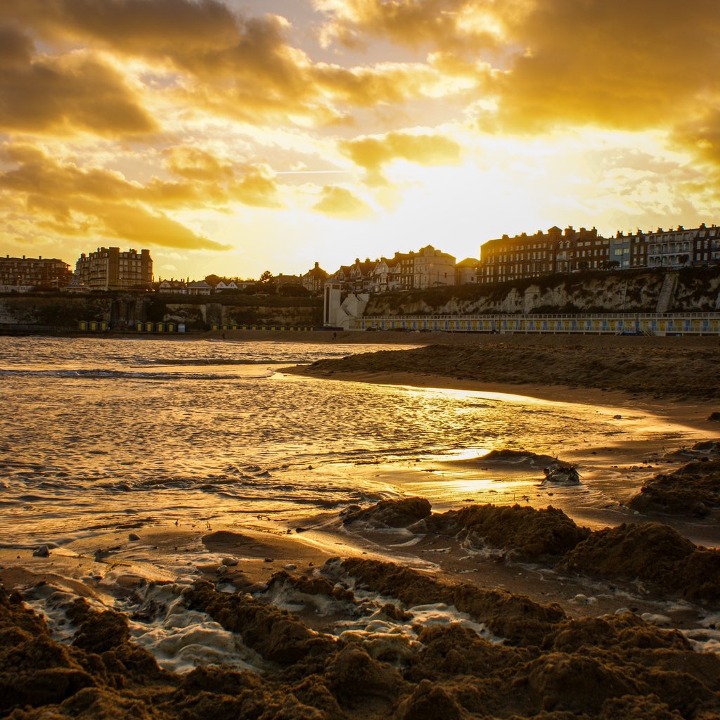 Throwback to last months sunset in Broadstairs 📸
.
#thanet #kent #broadstairs #vikingbay #sunset #photooftheday #photography #beach #uk #coast #thephotohour #kentonline #bbcsoutheast #adventure #explore #discover #itvmeridian #photographer #sunsetphotography #ThePhotoHour