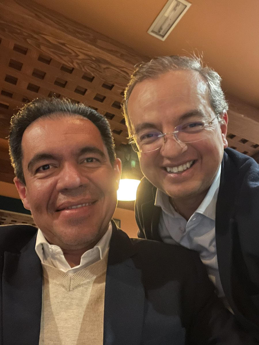 santiagopinzong's tweet photo. Un lujo conversar con  @mariodelacruz @angelmelguizo @JoseCarlosTecno y berracos emprendedores en #MWC2023 cómo Bayron Quintero de @iDATA_co @alejandropinzon y el gran grupo de @TarazonaPinzon y Campus De #Bucaramanga 🇨🇴🇲🇽 

#TransformaciónDigital 
#ColombiaPaísDigital https://t.co/TUJfU7wI3r