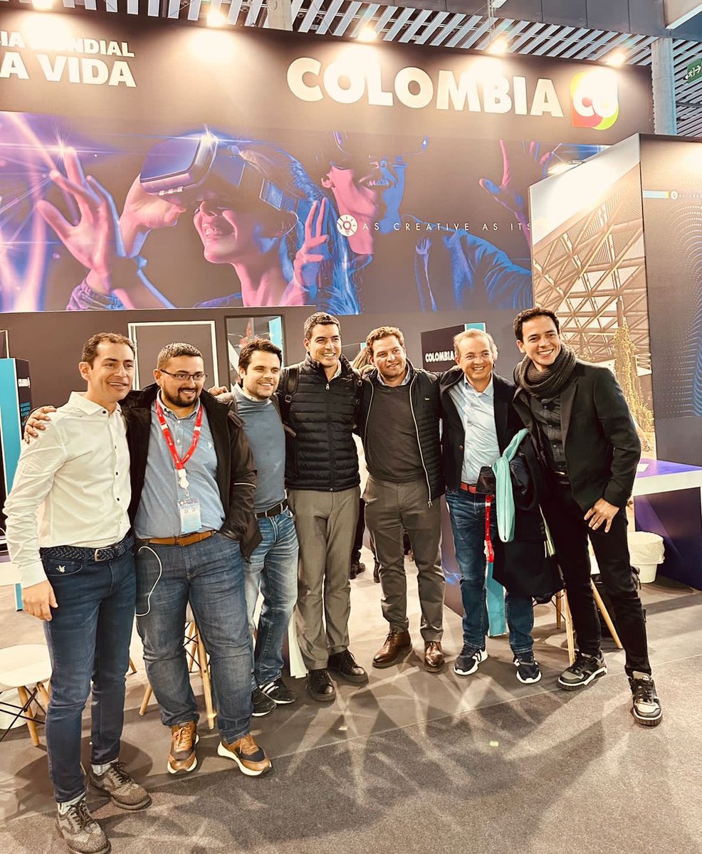 santiagopinzong's tweet photo. Un lujo conversar con  @mariodelacruz @angelmelguizo @JoseCarlosTecno y berracos emprendedores en #MWC2023 cómo Bayron Quintero de @iDATA_co @alejandropinzon y el gran grupo de @TarazonaPinzon y Campus De #Bucaramanga 🇨🇴🇲🇽 

#TransformaciónDigital 
#ColombiaPaísDigital https://t.co/TUJfU7wI3r