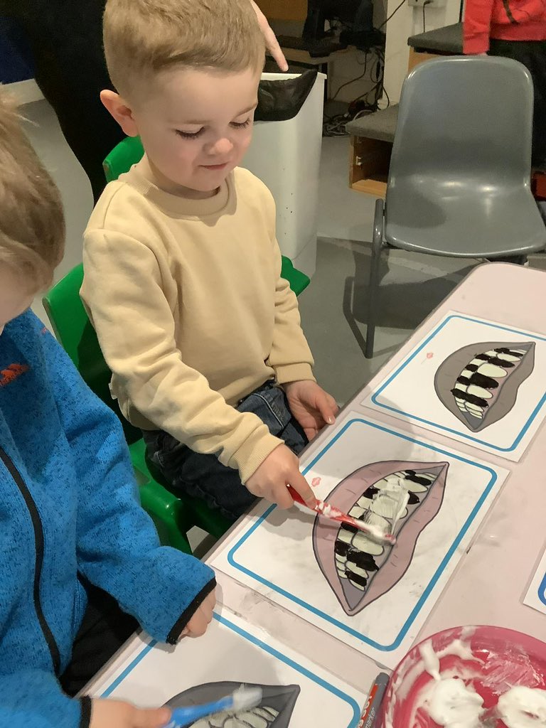 Cuiken_Primary's tweet photo. Nursey learners demonstrate how to preform daily hygiene routines. They can apply this knowledge in everyday routines when brushing their teeth HWB 0-33a #justkeepbrushing https://t.co/Z7wbYRpdnz