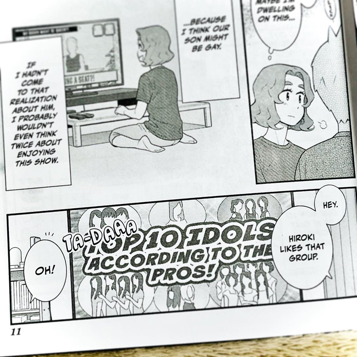 『うちの息子はたぶんゲイ』英語訳版の4巻が届きました!4巻は作中の季節が秋なのですが、カバーも秋っぽい配色で気に入っています。

テレビ画面内の文字までしっかり訳されています。相変わらず細かい!

#うちの息子はたぶんゲイ 