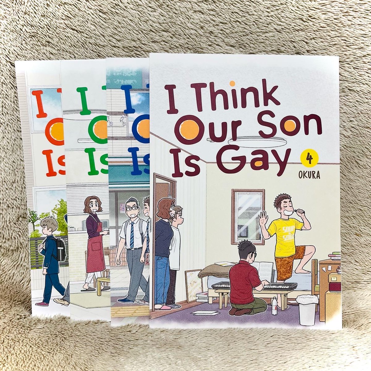 『うちの息子はたぶんゲイ』英語訳版の4巻が届きました!4巻は作中の季節が秋なのですが、カバーも秋っぽい配色で気に入っています。

テレビ画面内の文字までしっかり訳されています。相変わらず細かい!

#うちの息子はたぶんゲイ 