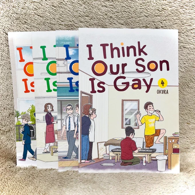 『うちの息子はたぶんゲイ』英語訳版の4巻が届きました!4巻は作中の季節が秋なのですが、カバーも秋っぽい配色で気に入っています。

テレビ画面内の文字までしっかり訳されています。相変わらず細かい!

#うちの息子はたぶんゲイ 