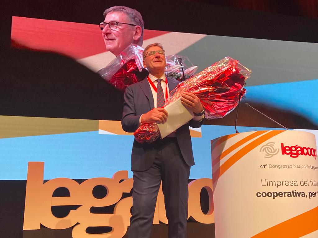 Dopo 10 anni posso dire di aver contato su un capitale di persone passionali e competenti, che mi hanno sostenuto rendendo quest'esperienza ricchissima. Sono orgoglioso di aver diretto una prestigiosa organizzazione come #Legacoop, lascio questo testimone a Simone Gamberini
