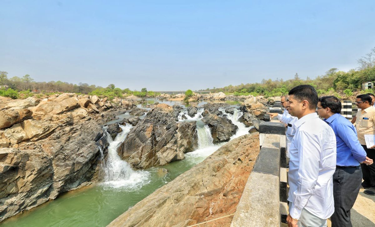 MoSarkar5T's tweet photo. As directed by Hon'ble CM Shri @Naveen_Odisha, Secy to CM (#5T) Shri VK Pandian along with senior officials visited Devkund, Bhimkund, Kichakeswari Temple, Jashipur, Bada Bandha &amp; Pandit Raghunath Murmu Samadhi in Rairangpur to review progress of different development works. https://t.co/1nqSHRwWEs