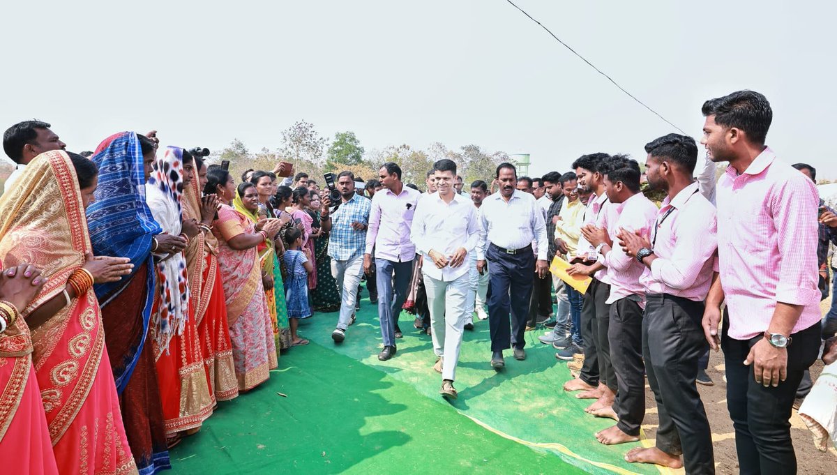 MoSarkar5T's tweet photo. As directed by Hon'ble CM Shri @Naveen_Odisha, Secy to CM (#5T) Shri VK Pandian along with senior officials visited Devkund, Bhimkund, Kichakeswari Temple, Jashipur, Bada Bandha &amp; Pandit Raghunath Murmu Samadhi in Rairangpur to review progress of different development works. https://t.co/1nqSHRwWEs