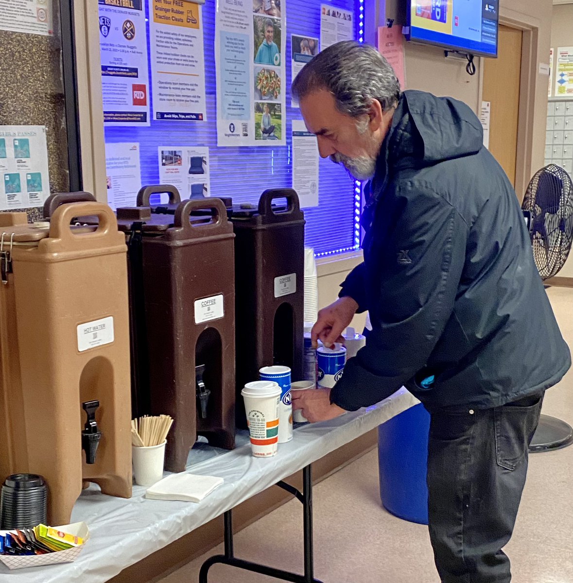 StuartGSummers's tweet image. We’re up early on a Friday morning to recognize and celebrate the dedicated frontline staff at @RideRTD. Happy Employee Appreciation Day to the 2,500+ PEOPLE WHO MOVE PEOPLE. #EmployeeAppreciationDay