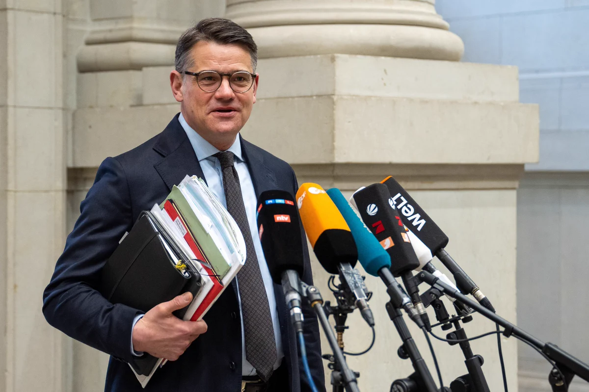 Ministerpräsident Boris Rhein nahm an der heutigen Sitzung des Bundesrates teil. Zu Beginn stand er Journalistinnen und Journalisten für Pressestatements zur Verfügung. Im Foto ist er während der Aufnahmen zu sehen. Im Vordergrund befinden sich Mikrofone, die auf den Regierungschef gerichtet sind. Im Hintergrund ist die Eingangshalle des Bundesrates zu sehen.