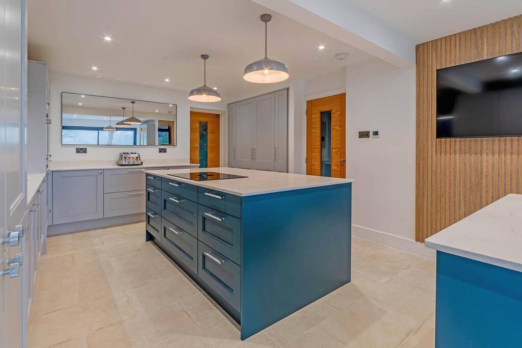 danmarkitchens's tweet photo. Project completed at the end of last year in Tunbridge Wells. Using our popular stepped shaker. Sprayed in @farrowandball Hague Blue &amp; Dinspe. 

Appliances - @siemenshomeuk @boracookingsystems @capleuk 
Hot tap - @quookeruk 
Worktops - 20mm Cashmere Quar… https://t.co/N5rTOMPp4g https://t.co/gc2UxYGXjZ