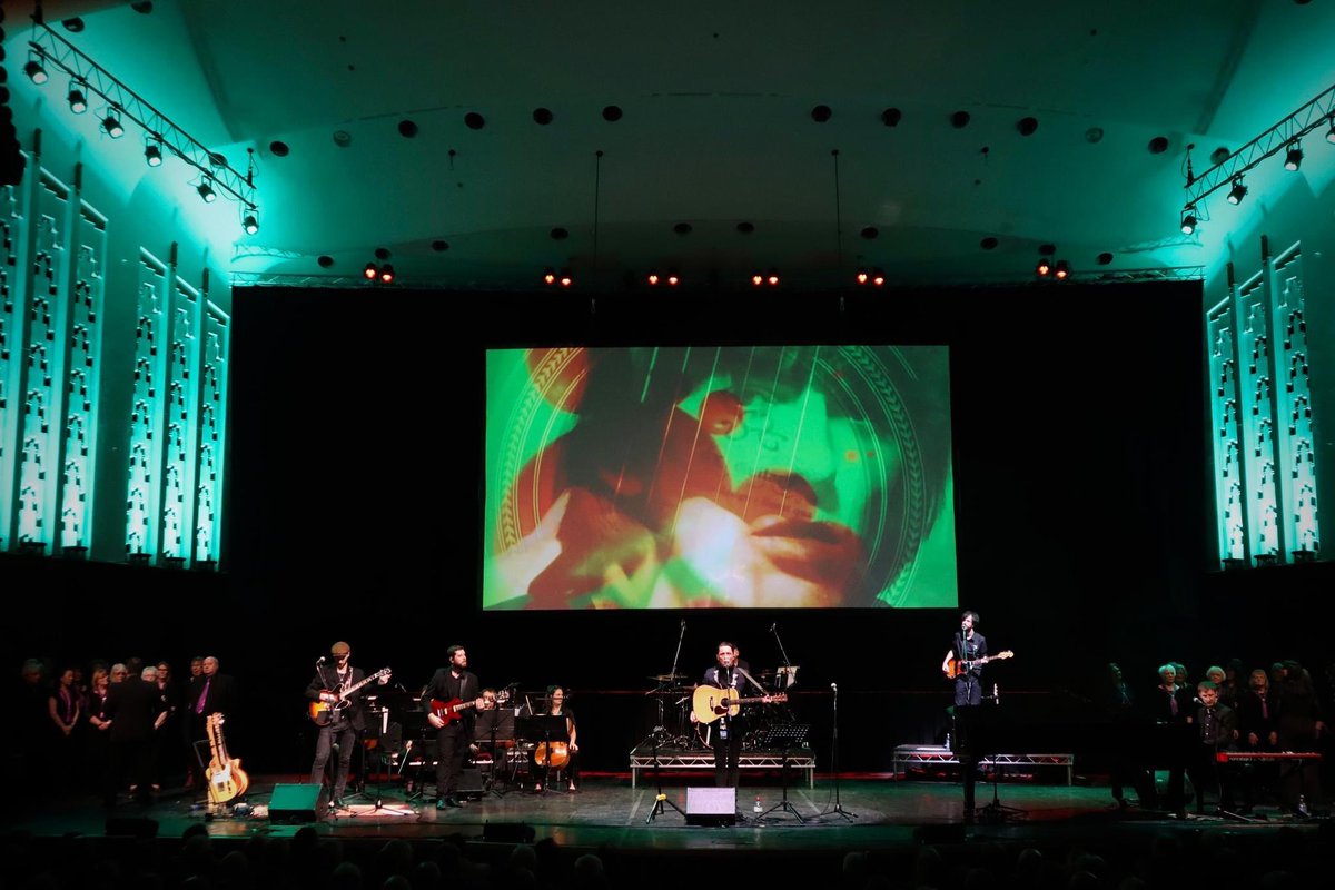 Leading a two hour show of narrative and song for our #SomethingAboutGeorge show @ a sold out <a href="/liverpoolphil/">Royal Liverpool Philharmonic</a> on the 25th Feb for what would of been his 80th will live long in the memory. Big thanks to <a href="/SingMeMersey/">SingMe Merseyside</a> choir &amp; members of the Phil Orchestra for making it so special.