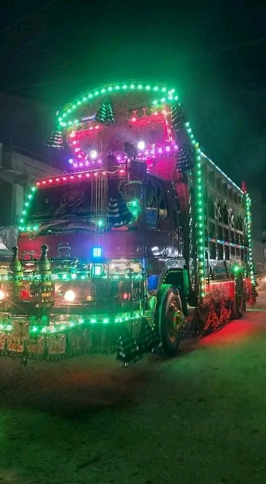 Journalist_SM's tweet photo. وہ معصوم لوگ کہاں ہیں جن کو اس 🚒 🚛 والے سین کا نہیں پتہ ۔۔ 😋 https://t.co/azJprYJvix