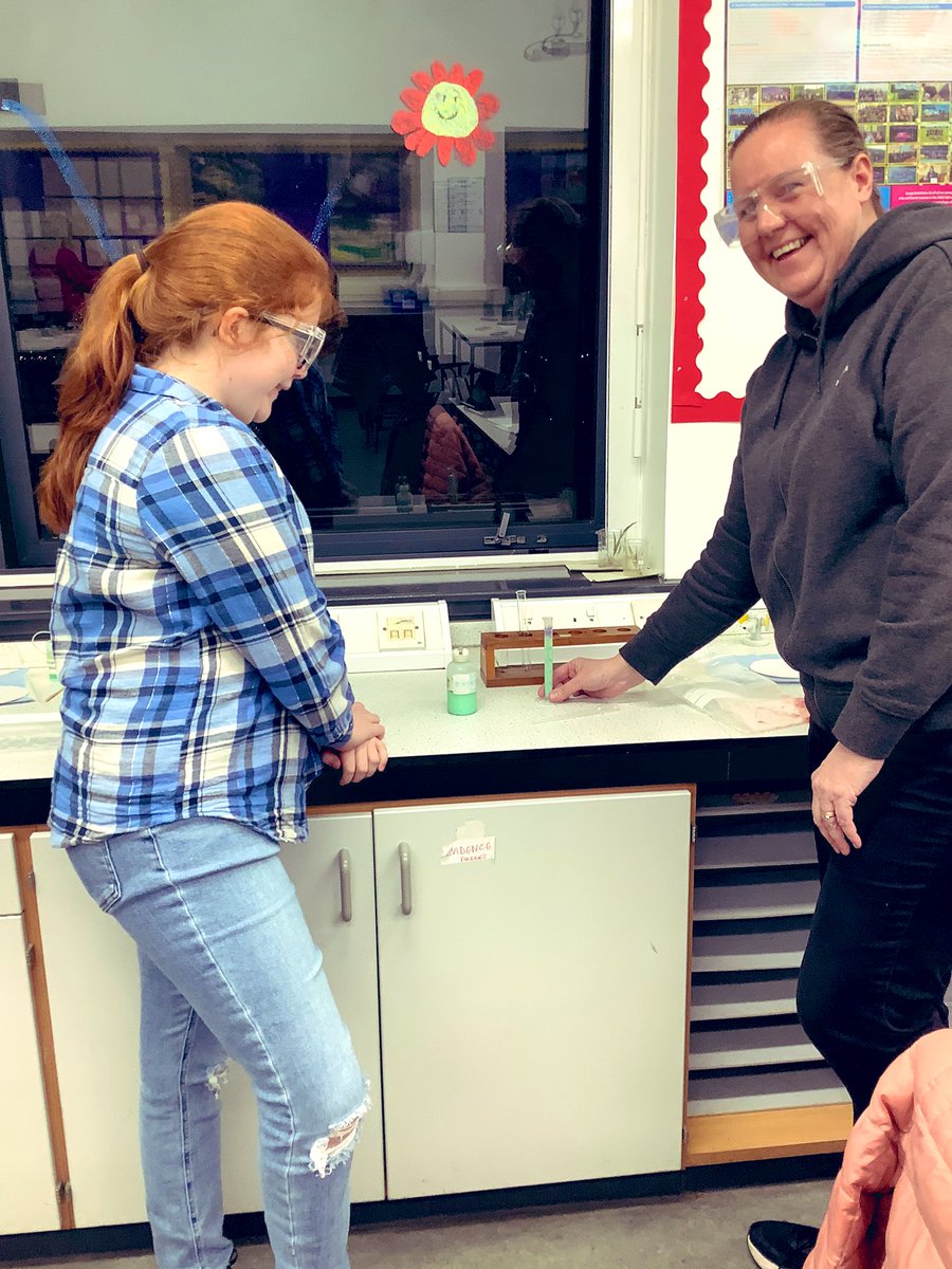 MrsJawwad1's tweet photo. The first two sessions of family learning have been great fun using microscopes, chromatography and extracting strawberry DNA 🍓 Great to see parents and pupils working hard together! 🔬🧬🧪 @LHS_Science_ @LHSFamilyLearn @MissDavidson__ https://t.co/1EYLLZ883F