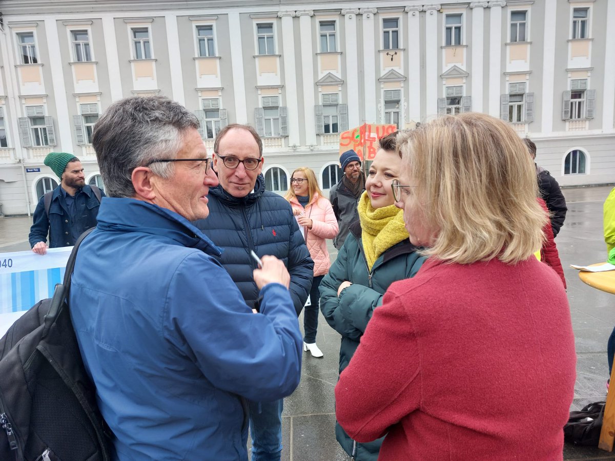 presse_peter's tweet photo. Grünen-Schützenhilfe im Wahlkampf zur #ltwktn: @johannes_rauch und @lgewessler beim #Klimastreik in Klagenfurt https://t.co/5khbdEMQwt