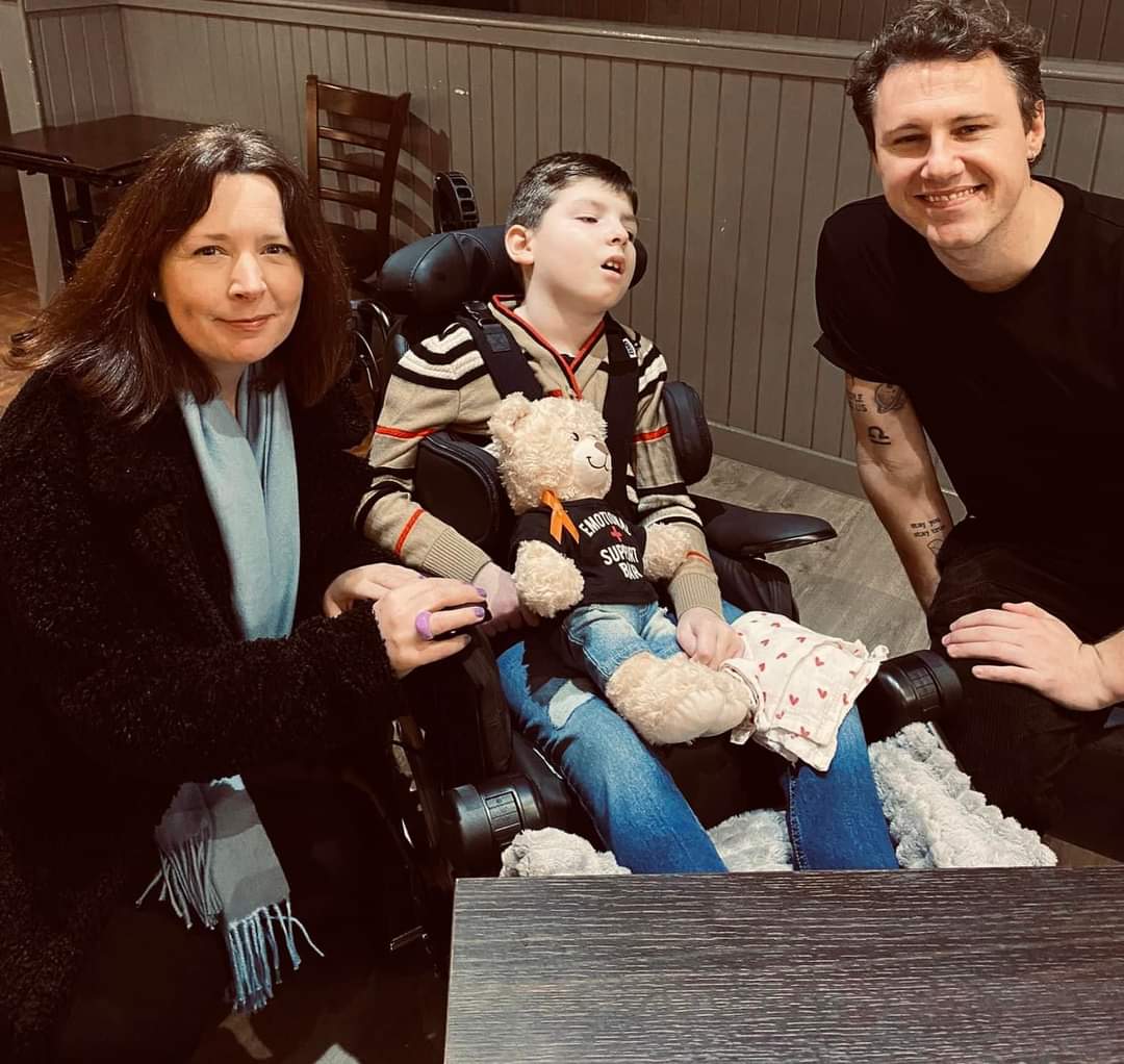 youtube.com/watch?v=omL9J5… Little Reece and his mum Donna are stars & they were joined by another one @callumbeattieuk on Wednesday who played some exclusive songs for the 9 yr old who has Batten Disease. Reece can no longer walk, talk or see but can still hear and loves music <3