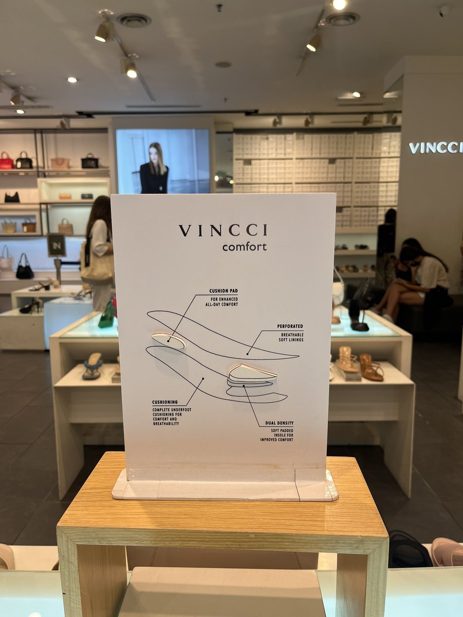 Nurintashaa's tweet photo. Ingat tak i pernah cakap kalau nak beli vincci, beli vincci comfort sebab tapak dia selesa? 😆

Ada sale guysss sandal i beli haritu rm39 je https://t.co/nHgFpzZe8w